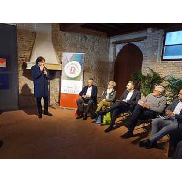 L'assessore regionale Sergio Emidio Bini al Castello di San Vito al Tagliamento per la presentazione della guida turistica Terre Tagliamento - L'assessore regionale Sergio Emidio Bini al Castello di San Vito al Tagliamento per la presentazione della guida turistica Terre Tagliamento