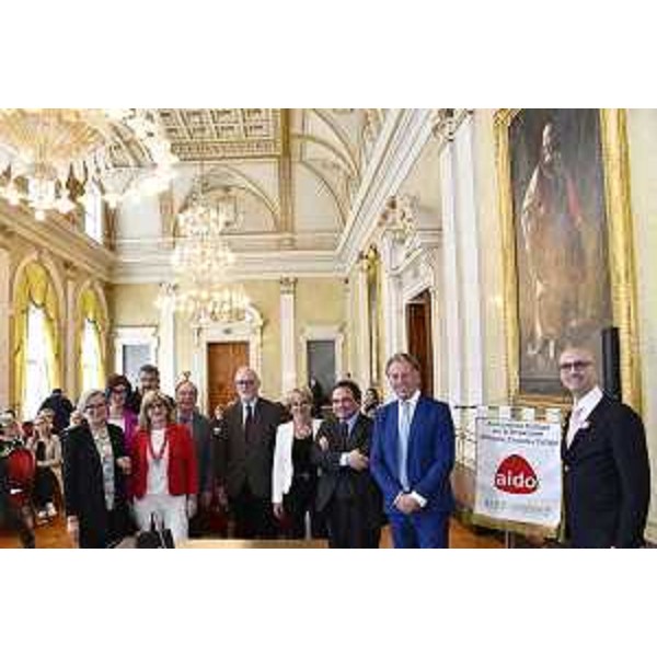 L'assessore regionale Fabio Scoccimarro con i relatori dell'assemblea di Aido, presieduta dalla presidente nazionale Flavia Petrin - L'assessore regionale Fabio Scoccimarro con i relatori dell'assemblea di Aido, presieduta dalla presidente nazionale Flavia Petrin