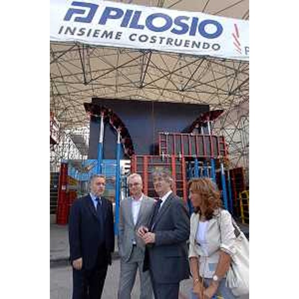 Renzo Tondo (Presidente Regione Friuli Venezia Giulia) e Vanni Lenna (Assessore regionale all'ambiente e lavori pubblici, delegato alla protezione civile ) con Attilio Imi (Presidente e Amministratore Delegato della Pilosio) davanti all'azienda di Feletto Umberto. (Udine 22/07/08)
