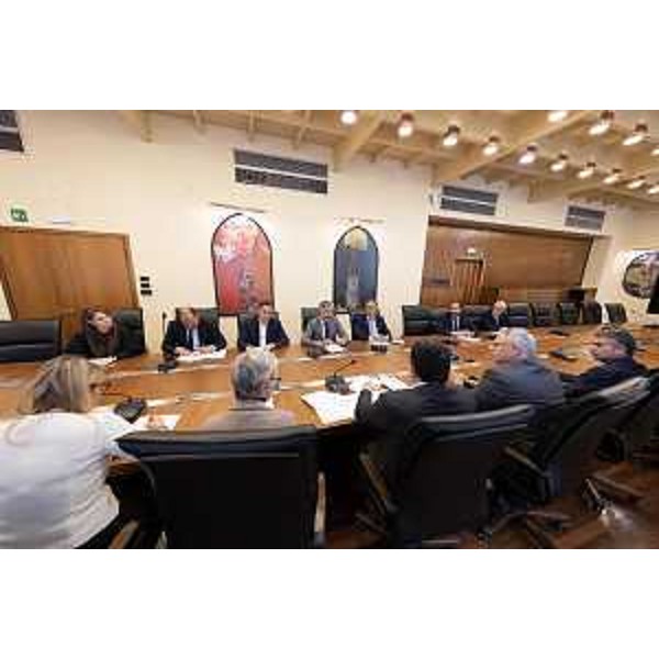 Un momento della prima riunione tra il presidente Mauro Bordin (di spalle, secondo da destra) e i capigruppo già designati - Un momento della prima riunione tra il presidente Mauro Bordin (di spalle, secondo da destra) e i capigruppo già designati