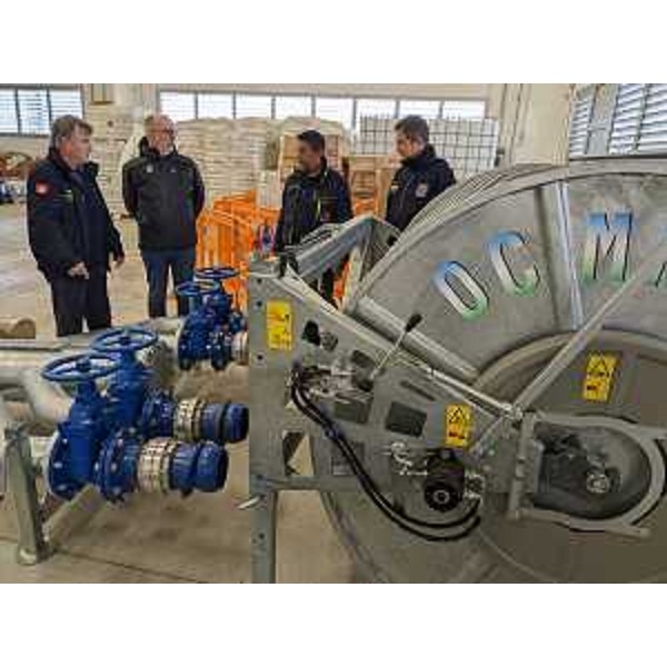 Il vicegovernatore Riccardo Riccardi e i vertici della Protezione civile Fvg davanti alla macchina per l'aspirazione delle acque - Il vicegovernatore Riccardo Riccardi e i vertici della Protezione civile Fvg davanti alla macchina per l'aspirazione delle acque