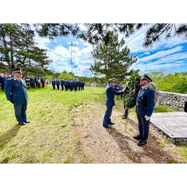 Un momento della cerimonia commemorativa del settantottesimo anniversario della morte dei 97 finanzieri deportati dalla caserma di via Campo Marzio di Trieste, uccisi e infoibati dalle milizie titine nel 1945 pochi giorni dopo la liberazione della città dall'occupazione nazista. - Un momento della cerimonia commemorativa del settantottesimo anniversario della morte dei 97 finanzieri deportati dalla caserma di via Campo Marzio di Trieste, uccisi e infoibati dalle milizie titine nel 1945 pochi giorni dopo la liberazione della città dall'occupazione nazista.