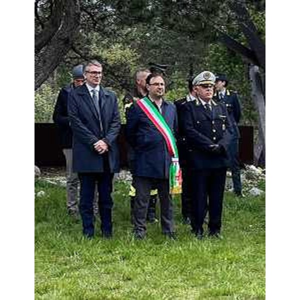 L'assessore regionale alla Sicurezza Pierpaolo Roberti (a sinistra) durante la cerimonia commemorativa del settantottesimo anniversario della morte dei 97 finanzieri deportati dalla caserma di via Campo Marzio di Trieste, uccisi e infoibati dalle milizie titine nel 1945 pochi giorni dopo la liberazione della città dall'occupazione nazista - L'assessore regionale alla Sicurezza Pierpaolo Roberti (a sinistra) durante la cerimonia commemorativa del settantottesimo anniversario della morte dei 97 finanzieri deportati dalla caserma di via Campo Marzio di Trieste, uccisi e infoibati dalle milizie titine nel 1945 pochi giorni dopo la liberazione della città dall'occupazione nazista
