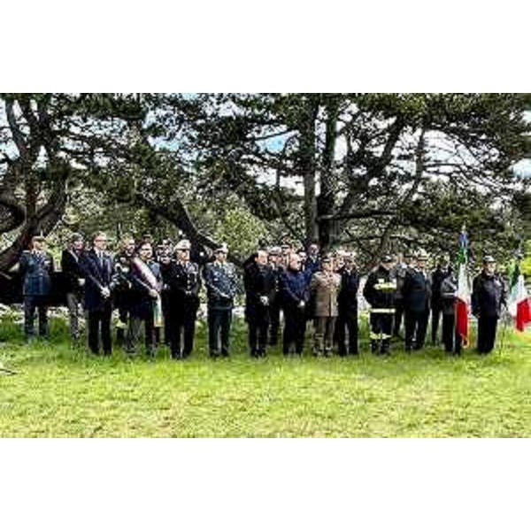 La rappresentanza istituzionale presente alla cerimonia commemorativa del settantottesimo anniversario della morte dei 97 finanzieri deportati dalla caserma di via Campo Marzio di Trieste, uccisi e infoibati dalle milizie titine nel 1945 pochi giorni dopo la liberazione della città dall'occupazione nazista - La rappresentanza istituzionale presente alla cerimonia commemorativa del settantottesimo anniversario della morte dei 97 finanzieri deportati dalla caserma di via Campo Marzio di Trieste, uccisi e infoibati dalle milizie titine nel 1945 pochi giorni dopo la liberazione della città dall'occupazione nazista