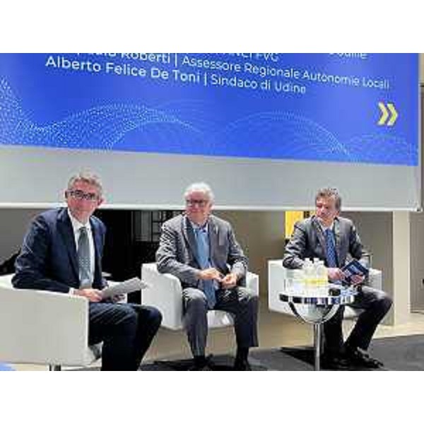 L'assessore regionale Pierpaolo Roberti con il sindaco di Udine Alberto Felice De Toni e Dorino Favot, presidente di Anci Fvg. - L'assessore regionale Pierpaolo Roberti con il sindaco di Udine Alberto Felice De Toni e Dorino Favot, presidente di Anci Fvg.