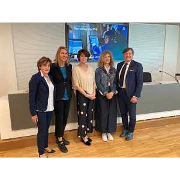 L'assessore regionale al Lavoro, Alessia Rosolen, al centro, con i funzionari del Servizio Lavoro della Regione e i rappresentanti del Gruppo Pittini - Udine, 4 maggio 2023 - L'assessore regionale al Lavoro, Alessia Rosolen, al centro, con i funzionari del Servizio Lavoro della Regione e i rappresentanti del Gruppo Pittini - Udine, 4 maggio 2023