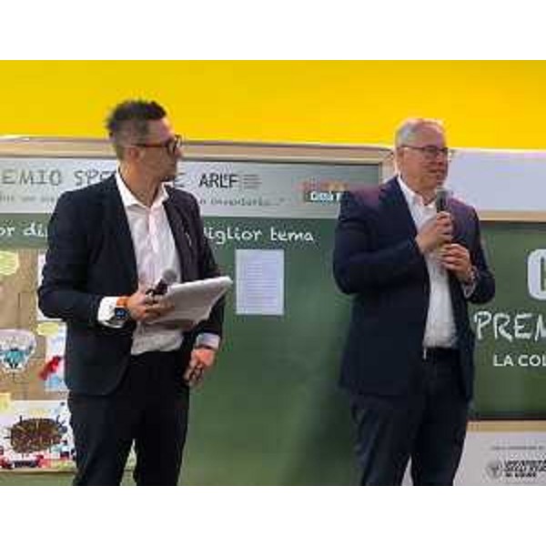 Il presidente Mauro Bordin (a destra) sul palco della manifestazione "Città Fiera premia la tua classe" - Il presidente Mauro Bordin (a destra) sul palco della manifestazione "Città Fiera premia la tua classe"