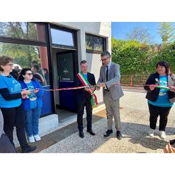 Taglio del nastro del nuovo sportello del cittadino a Porcia, alla presenza dell'assessore regionale alle Autonomie locali Pierpaolo Roberti e del sindaco Marco Sartini - Taglio del nastro del nuovo sportello del cittadino a Porcia, alla presenza dell'assessore regionale alle Autonomie locali Pierpaolo Roberti e del sindaco Marco Sartini