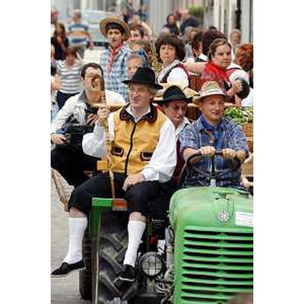 Renzo Tondo (Presidente Regione Friuli Venezia Giulia) in abiti tradizionali su trattore alla Sagra del Borgat. (Tolmezzo 20/07/08)