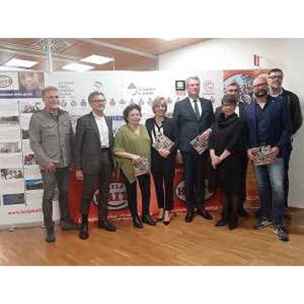  - L'assessore regionale alle Finanze Barbara Zilli (quarta da sinistra) con i rappresentanti di Help Haiti, Pane Condiviso e gli amministratori dei Comuni delle Valli del Torre e Natisone in cui si svolge la Corsa per Haiti. 