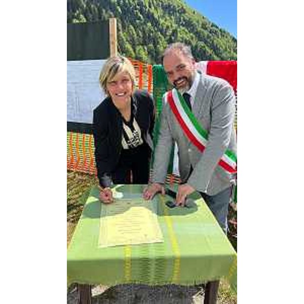 L'assessore regionale alle Finanze Barbara Zilli alla cerimonia di posa della prima pietra del nuovo Centro socio assistenziale a Pontebba con il sindaco Ivan Buzzi. - L'assessore regionale alle Finanze Barbara Zilli alla cerimonia di posa della prima pietra del nuovo Centro socio assistenziale a Pontebba con il sindaco Ivan Buzzi.