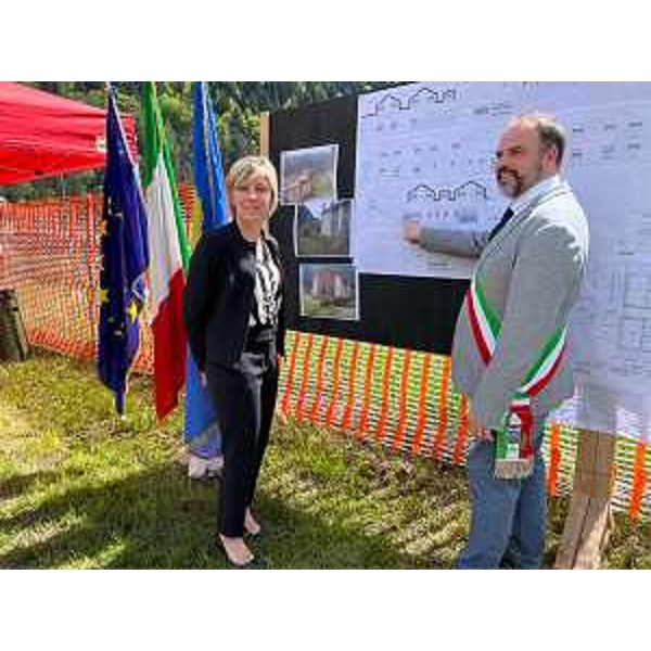 L'assessore regionale alle Finanze Barbara Zilli con il sindaco di Pontebba Ivan Buzzi. - L'assessore regionale alle Finanze Barbara Zilli con il sindaco di Pontebba Ivan Buzzi.