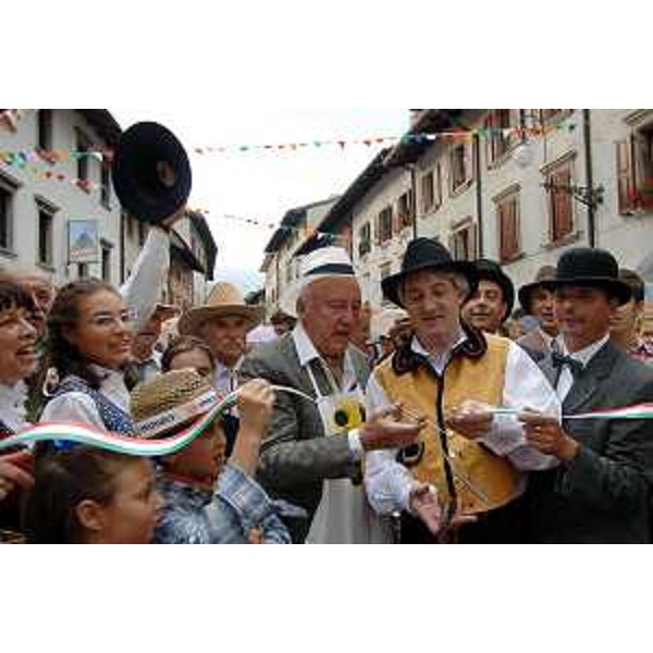 Renzo Tondo (Presidente Regione Friuli Venezia Giulia) tra la folla alla Sagra del Borgat. (Tolmezzo 20/07/08)