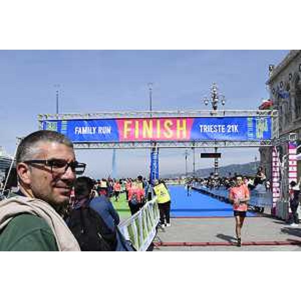 L'assessore Roberti all'arrivo della Trieste Spring Run in piazza Unità a Trieste - L'assessore Roberti all'arrivo della Trieste Spring Run in piazza Unità a Trieste 