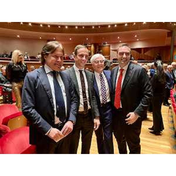 Il governatore Massimiliano Fedriga (il secondo da sinistra) e l'assessore alle Attività produttive Sergio Emidio Bini (il primo da sinistra), assieme al presidente di Confapi FVG Massimo Paniccia (il secondo da destra) ed Gianluca Rampino Cordaro (primo da destra), all'evento "Portiamo in scena il benessere", organizzato da Friuli Coram al Teatro Giovanni da Udine per festeggiare i 50 anni dellazienda. - Il governatore Massimiliano Fedriga (il secondo da sinistra) e l'assessore alle Attività produttive Sergio Emidio Bini (il primo da sinistra), assieme al presidente di Confapi FVG Massimo Paniccia (il secondo da destra) ed Gianluca Rampino Cordaro (primo da destra), all'evento "Portiamo in scena il benessere", organizzato da Friuli Coram al Teatro Giovanni da Udine per festeggiare i 50 anni dellazienda.