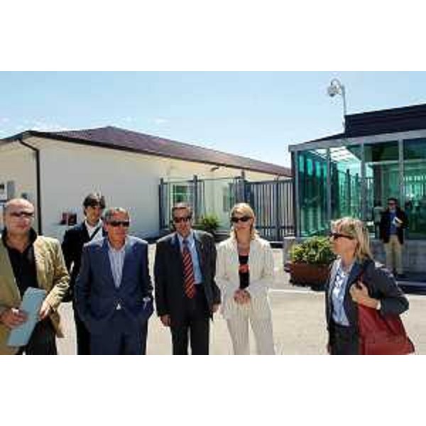 Federica Seganti (Assessore regionale alle relazioni internazionali, comunitarie e autonomie locali), Federico Razzini (Consigliere regionale) e Franco Tommasini (Sindaco di Gradisca d'Isonzo) al CPT (Centro di permanenza temporanea) di Gradisca d'Isonzo. (Gradisca d'Isonzo 24/07/08)