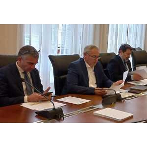Il presidente Mauro Bordin (al centro). Alla sua destra l'assessore Pierpaolo Roberti - Il presidente Mauro Bordin (al centro). Alla sua destra l'assessore Pierpaolo Roberti