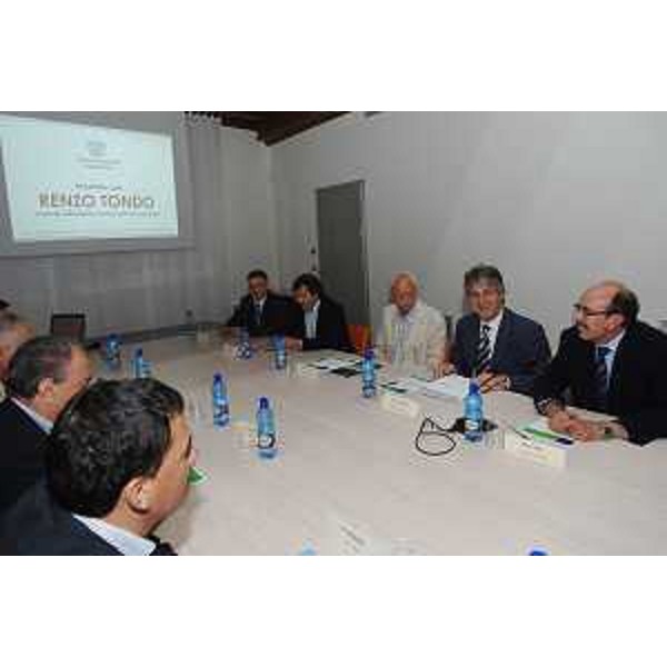 Renzo Tondo (Presidente Regione Friuli Venezia Giulia) con Maurizio Cini (presidente Assindustria PN) e consiglio direttivo Associazione Industriali. (Pordenone 24/07/08)