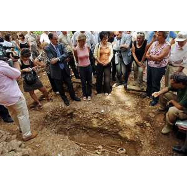 Roberto Molinaro (Assessore regionale all'istruzione, cultura, sport e pace) e Claudio Violino (Assessore regionale alle risorse agricole, naturali, forestali e montagna) al ritrovamento archeologico. (Mereto di Tomba 25/07/08)