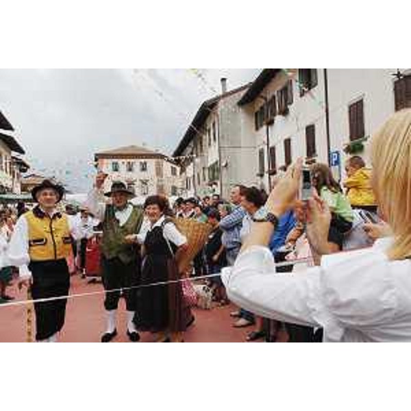 Renzo Tondo (Presidente Friuli Venezia Giulia) in costume carnico alla rievocazione storica della Sagra del Borgat, a Tolmezzo. (Tolmezzo 20/07/08)