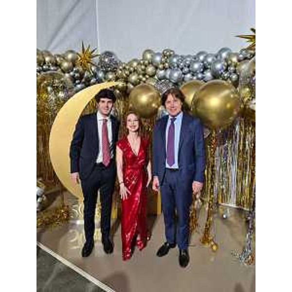 Lassessore regionale alle Attività produttive e turismo Sergio Emidio Bini (a destra) al cinquantesimo anniversario di attività della Arrex di Mansuè (Treviso) con i titolari dell'impresa. - Lassessore regionale alle Attività produttive e turismo Sergio Emidio Bini (a destra) al cinquantesimo anniversario di attività della Arrex di Mansuè (Treviso) con i titolari dell'impresa.
