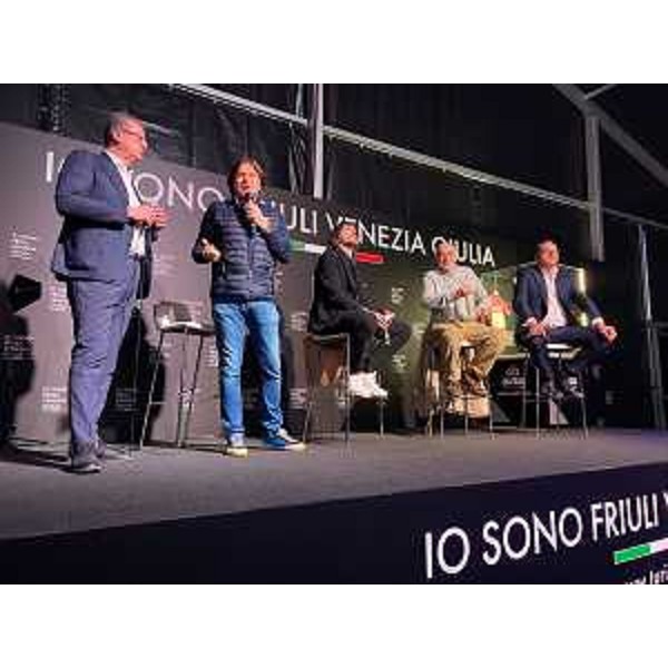 L'assessore regionale Sergio Emidio Bini nel corso del suo intervento - L'assessore regionale Sergio Emidio Bini nel corso del suo intervento