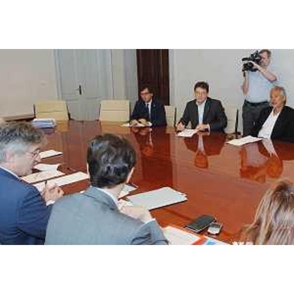 Renzo Tondo (Presidente Friuli Venezia Giulia) e Luca Ciriani (Vicepresidente e Assessore regionale Attività produttive) al tavolo con rappresentanti ANCI e UPI a Trieste. (Trieste 24/07/08)