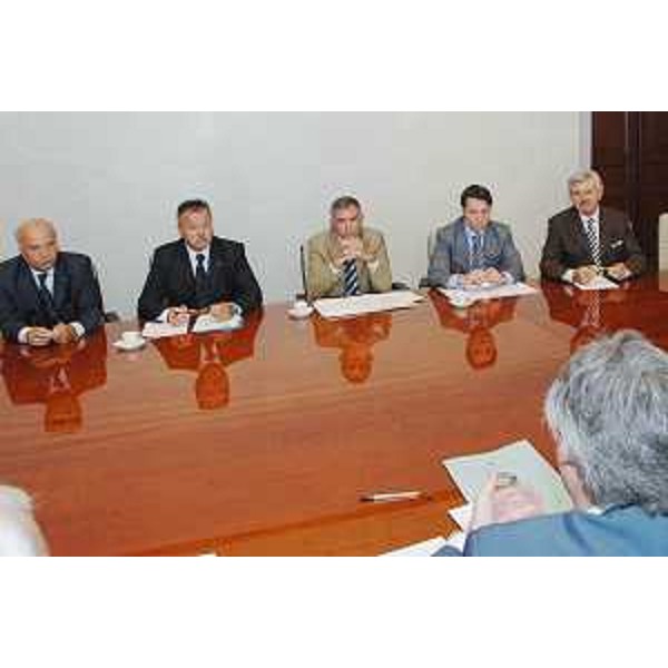 Renzo Tondo (Presidente Friuli Venezia Giulia) al tavolo dell'incontro con rappresentanti della CCIAA di Pordenone. (Pordenone 24/07/08)