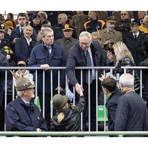 Il presiddente del Cr Fvg, Mauro Bordin, stringe la mano alla presidente del Consiglio, Giorgia Meloni - Il presiddente del Cr Fvg, Mauro Bordin, stringe la mano alla presidente del Consiglio, Giorgia Meloni