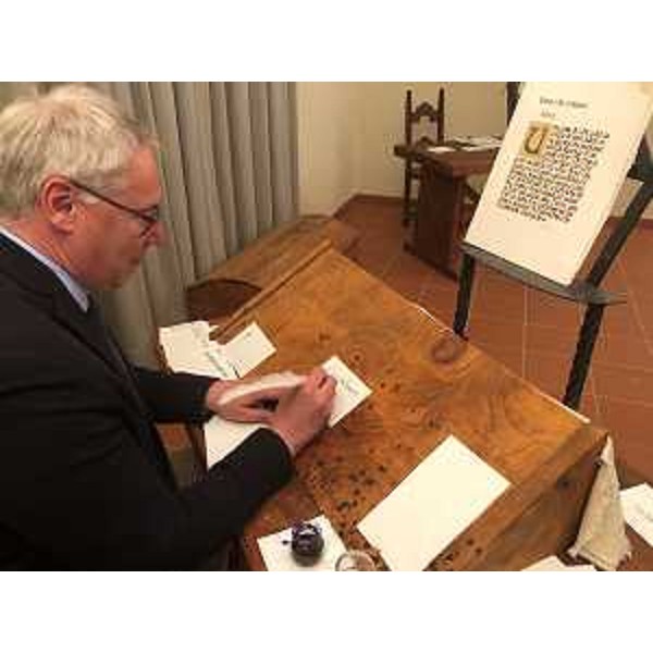 Il presidente Bordin sperimenta la penna d'oca dello Scriptorium - Il presidente Bordin sperimenta la penna d'oca dello Scriptorium