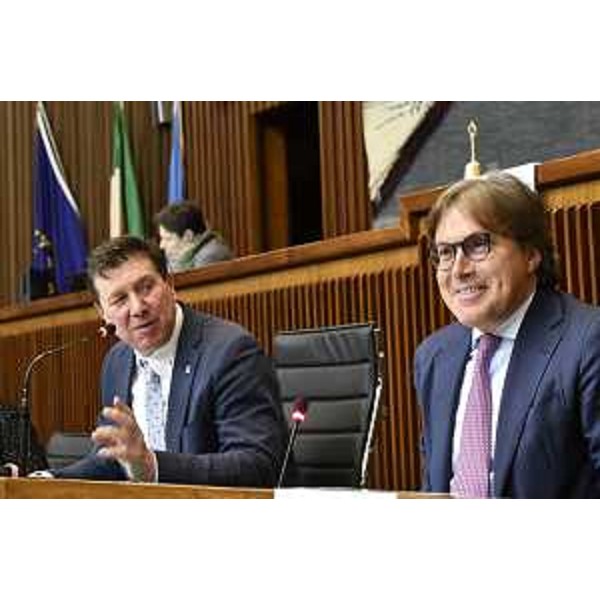 L'assessore alle Attività produttive e al Turismo Sergio Emidio Bini (a destra) in Consiglio regionale - L'assessore alle Attività produttive e al Turismo Sergio Emidio Bini (a destra) in Consiglio regionale