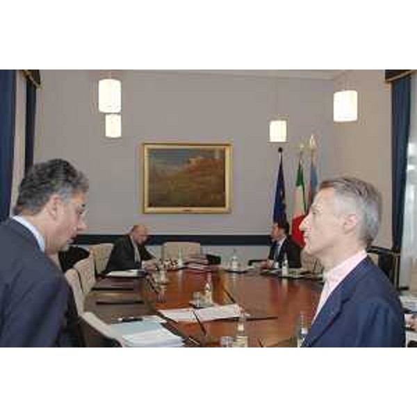 Riccardo Illy (Presidente Regione Friuli Venezia Giulia) con Roberto Antonaz (Assessore regionale all’istruzione, cultura, sport e pace) ritratti nel corso della Giunta Regionale del 13/04/06