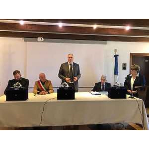 Al Premio Friuli 2023, da sinistra: don Pasquale Didonna, il vicesindaco di Manzano, Lorenzo Alessio, il presidente del Consiglio regionale, Mauro Bordin, il presidente dell'Unci, Carlo Del Vecchio e Mariangela Fantin - Al Premio Friuli 2023, da sinistra: don Pasquale Didonna, il vicesindaco di Manzano, Lorenzo Alessio, il presidente del Consiglio regionale, Mauro Bordin, il presidente dell'Unci, Carlo Del Vecchio e Mariangela Fantin