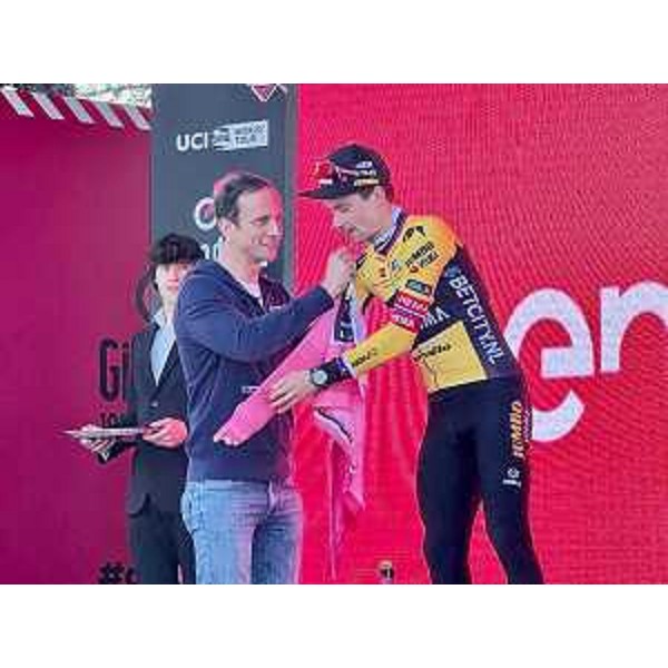 Il governatore della Regione Massimiliano Fedriga prrema il vincitore di tappa e maglia rosa, lo sloveno Primoz Roglic - Il governatore della Regione Massimiliano Fedriga prrema il vincitore di tappa e maglia rosa, lo sloveno Primoz Roglic