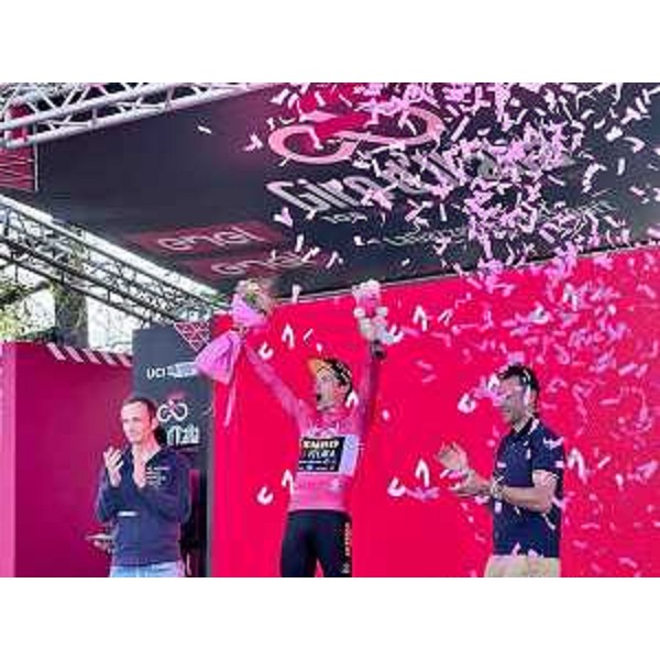 Il governatore della Regione Massimiliano Fedriga prrema il vincitore di tappa e maglia rosa, lo sloveno Primoz Roglic - Il governatore della Regione Massimiliano Fedriga prrema il vincitore di tappa e maglia rosa, lo sloveno Primoz Roglic
