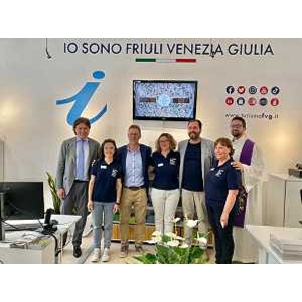Foto di gruppo per l'inauguraione del nuovo infopoint di Muggia in piazza Marconi - Foto di gruppo per l'inauguraione del nuovo infopoint di Muggia in piazza Marconi