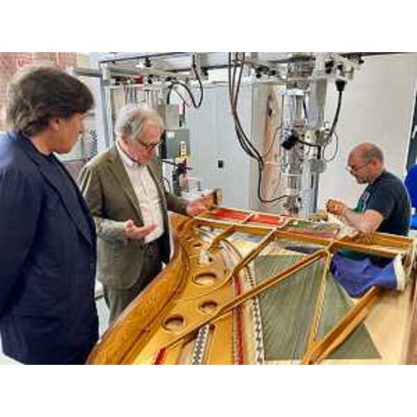 L'assessore Sergio Emidio Bini mentre visita i reparti produttivi della Fazioli Pianoforti Spa di Sacile - L'assessore Sergio Emidio Bini mentre visita i reparti produttivi della Fazioli Pianoforti Spa di Sacile 