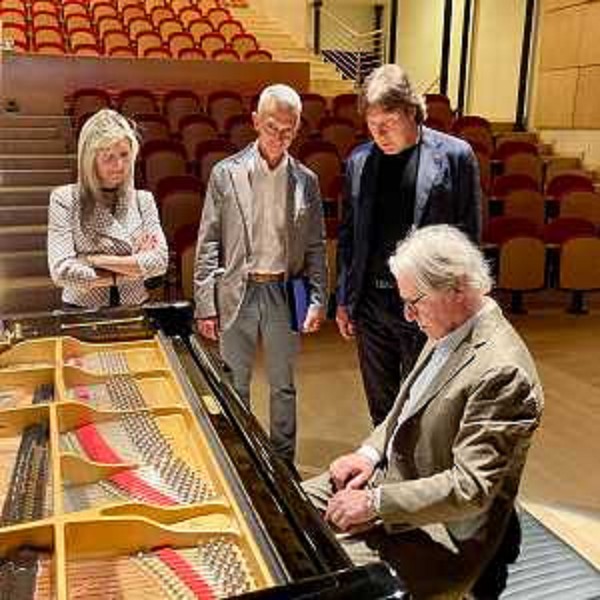 L'assessore Sergio Emidio Bini accanto al fondatore della Fazioli Pianoforti, Paolo Fazioli, mentre prova un pianoforte in mostra - L'assessore Sergio Emidio Bini accanto al fondatore della Fazioli Pianoforti, Paolo Fazioli, mentre prova un pianoforte in mostra