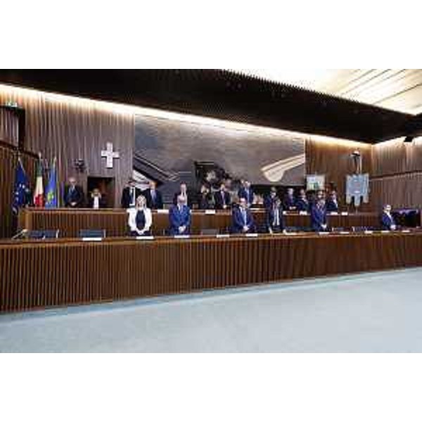 L'Aula ha osservato un minuto di silenzio per ricordare il consigliere regionale Renzo Pascolat, mancato il 25 aprile - L'Aula ha osservato un minuto di silenzio per ricordare il consigliere regionale Renzo Pascolat, mancato il 25 aprile