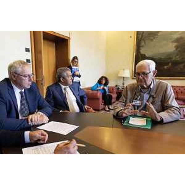 Il presidente del Cr Fvg, Mauro Bordin, il consigliere regionale Francesco Martines (Pd) e l'ideatore della petizione, Carmelo Contin - Il presidente del Cr Fvg, Mauro Bordin, il consigliere regionale Francesco Martines (Pd) e l'ideatore della petizione, Carmelo Contin
