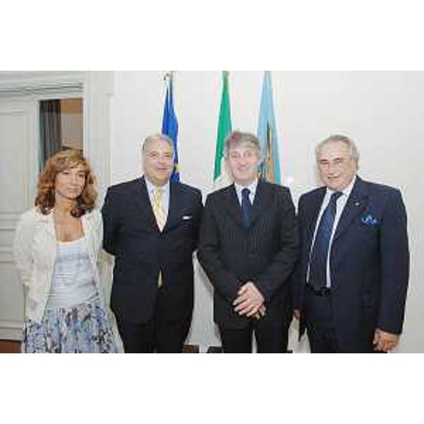 Michela Gasparutti (Capo Segreteria Presidente Tondo), Primo Di Luca (Presidente Camera Commercio italo-canadese), Renzo Tondo (Presidente Friuli Venezia Giulia) e Michelangelo Boem (Segretario generale Ducato Vini friulani) nella sede della Regione a Trieste. (Trieste 26/07/08)