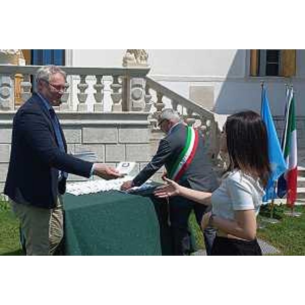 Un altro momento della consegna della Costituzione ai giovani codroipesi - Un altro momento della consegna della Costituzione ai giovani codroipesi