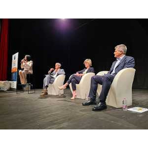 L'assessore alle Finanze Barbara Zilli, al centro, partecipa alla tavola rotonda organizzata da PrimaCassa Credito cooperativo Fvg - L'assessore alle Finanze Barbara Zilli, al centro, partecipa alla tavola rotonda organizzata da PrimaCassa Credito cooperativo Fvg 