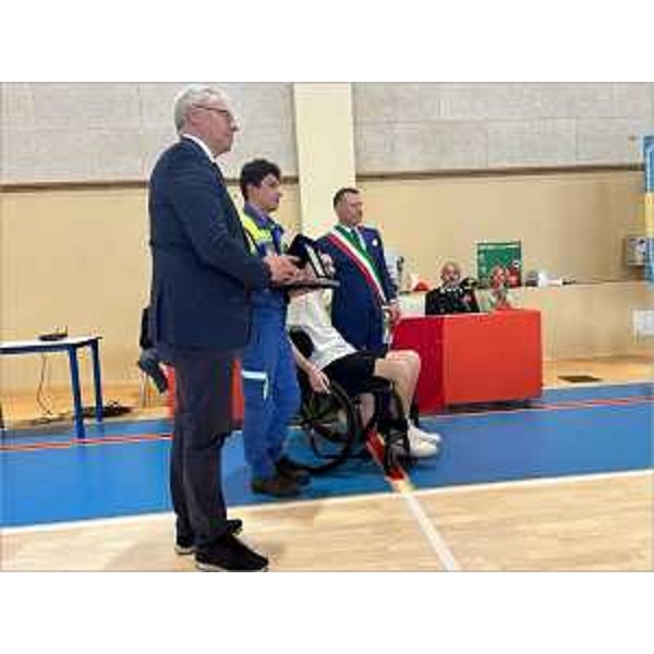 Il presidente del Cr Fvg, Mauro Bordin, a Gonars con il sindaco Ivan Diego Boemo alla consegna della targa a Mattia Menon per aver salvato la vita all'amico Alberto Moretti - Il presidente del Cr Fvg, Mauro Bordin, a Gonars con il sindaco Ivan Diego Boemo alla consegna della targa a Mattia Menon per aver salvato la vita all'amico Alberto Moretti