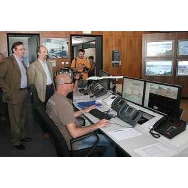 Riccardo Riccardi (Assessore regionale Viabilità e Trasporti) e Giorgio Santuz (Presidente Autovie Venete) al Centro operativo di Autovie Venete a Palmanova. (Palmanova 26/07/08) 