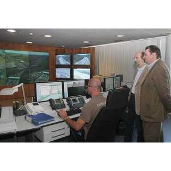 Riccardo Riccardi (Assessore regionale Viabilità e Trasporti) e Giorgio Santuz (Presidente Autovie Venete) al Centro operativo di Autovie Venete a Palmanova. (Palmanova 26/07/08) 