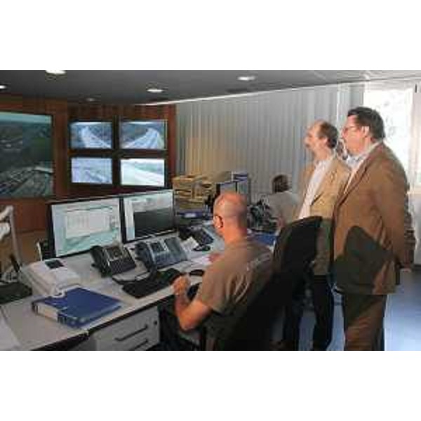 Riccardo Riccardi (Assessore regionale Viabilità e Trasporti) e Giorgio Santuz (Presidente Autovie Venete) al Centro operativo di Autovie Venete a Palmanova. (Palmanova 26/07/08) 