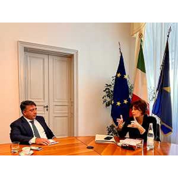 L'assessore regionale al Lavoro, formazione, istruzione, ricerca, università e famiglia Alessia Rosolen assieme a Massimo Temussi, presidente e amministratore delegato di Anpal Servizi. - L'assessore regionale al Lavoro, formazione, istruzione, ricerca, università e famiglia Alessia Rosolen assieme a Massimo Temussi, presidente e amministratore delegato di Anpal Servizi.