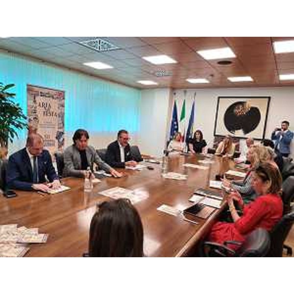 L'assessore Sergio Emidio Bini, al centro, durante la presentazione di Aria di Festa con il presidente del Consorzio prosciutto San Daniele Mario Emilio Cichetti (a destra dell'assessore) e il sindaco di San Daniele Pietro Valent - L'assessore Sergio Emidio Bini, al centro, durante la presentazione di Aria di Festa con il presidente del Consorzio prosciutto San Daniele Mario Emilio Cichetti (a destra dell'assessore) e il sindaco di San Daniele Pietro Valent
