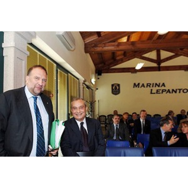 Roberto Cosolini (Assessore regionale al lavoro, formazione, università e ricerca) con Giuesppe Bono (A.D. Fincantieri) a convegno su Navalmeccanica (Monfalcone, 26/05/06)